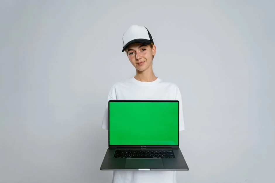 Un écran d’ordinateur moderne affichant un travail de conception web, avec des visuels créatifs dans un espace de travail.