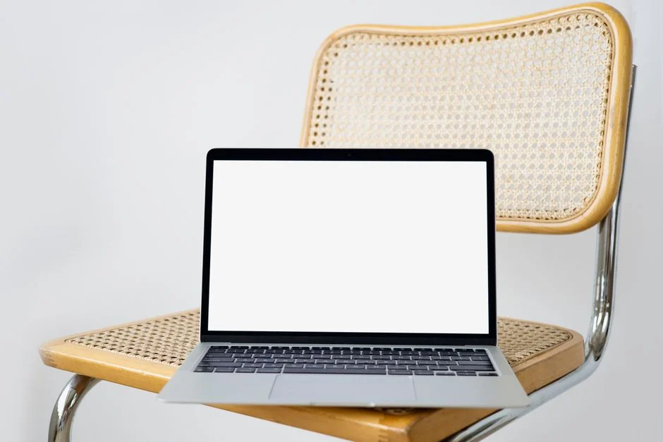Une personne utilisant un ordinateur portable pour naviguer sur des sites de photos d’archives. Travail en freelance dans un cadre confortable.