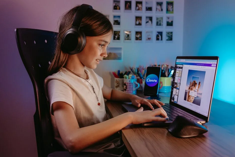 Un espace de travail élégant et efficace avec plusieurs écrans, un ordinateur portable et un smartphone, mettant en valeur un projet de conception web.
